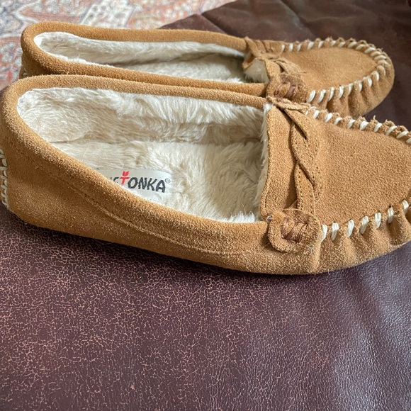 Minnietonka Suede with Faux Fur Moccasins/Slippers with Braided Design. Size 7. - Picture 2 of 3